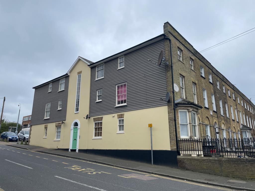 Lot: 117 - FREEHOLD BLOCK OF SEVEN FLATS CLOSE TO RAILWAY STATION - Side view of four storey block of flats